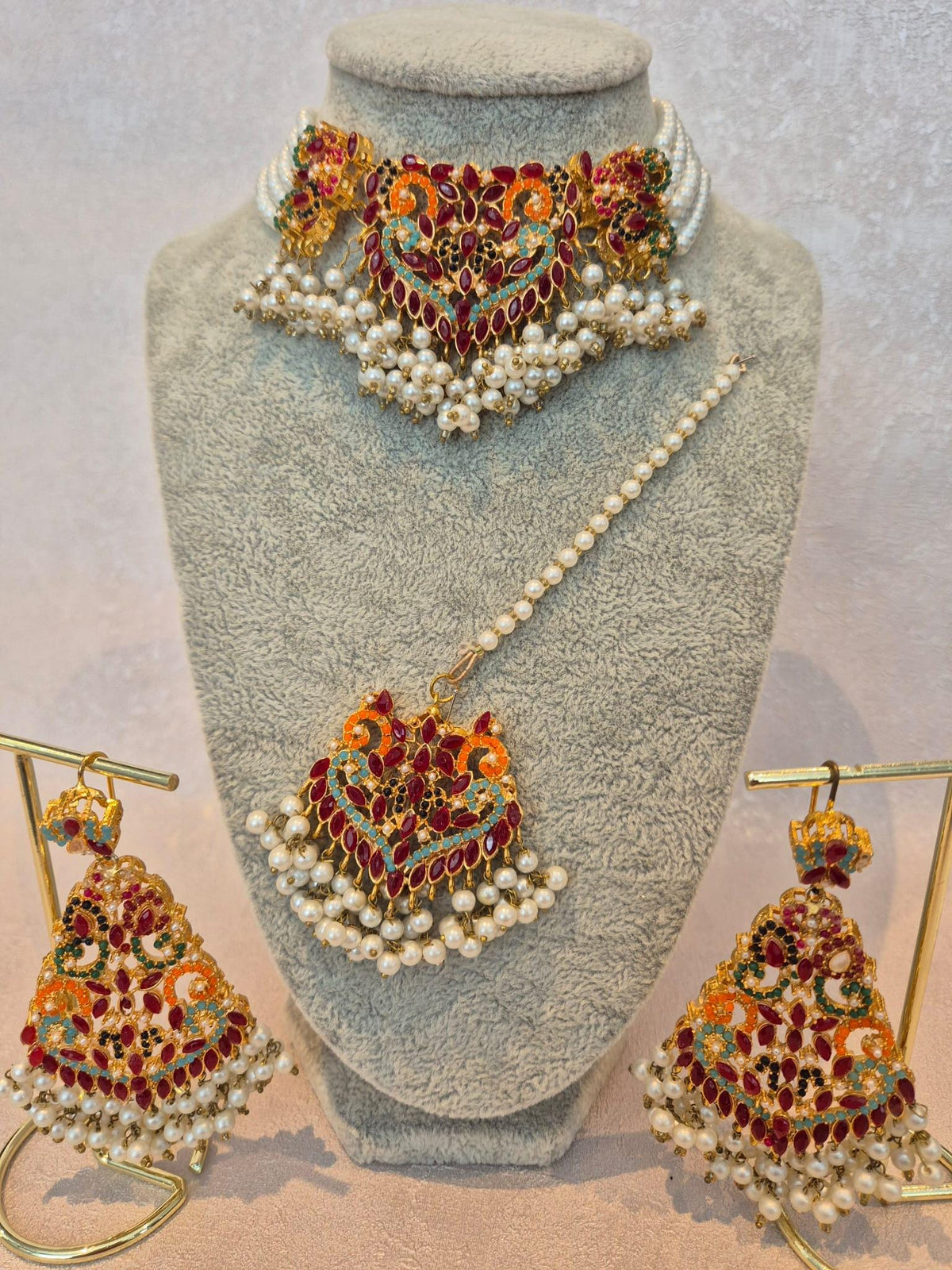 Multicolour Kundan Bridal Choker Set, Pearl Earrings & Maang Tikka (Gold Tone)