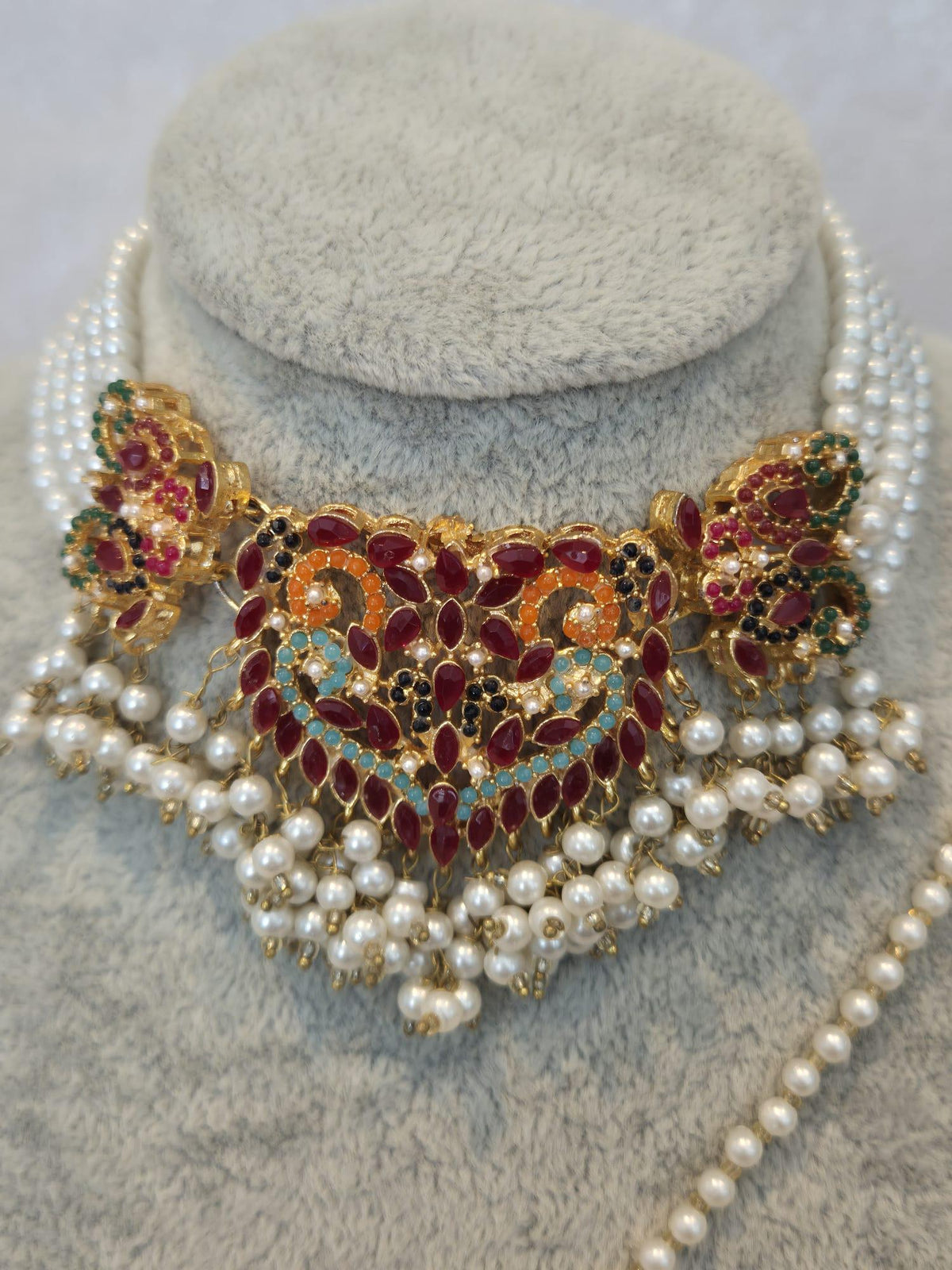 Multicolour Kundan Bridal Choker Set, Pearl Earrings & Maang Tikka (Gold Tone)
