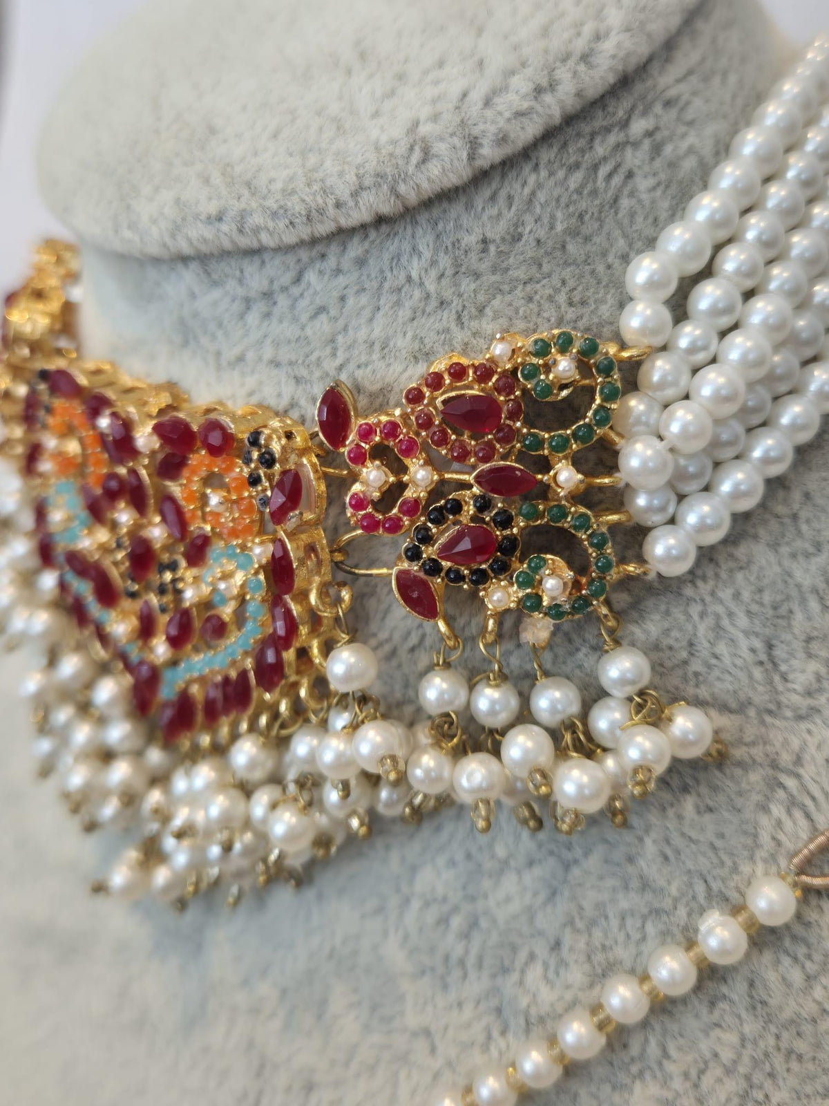 Multicolour Kundan Bridal Choker Set, Pearl Earrings & Maang Tikka (Gold Tone)